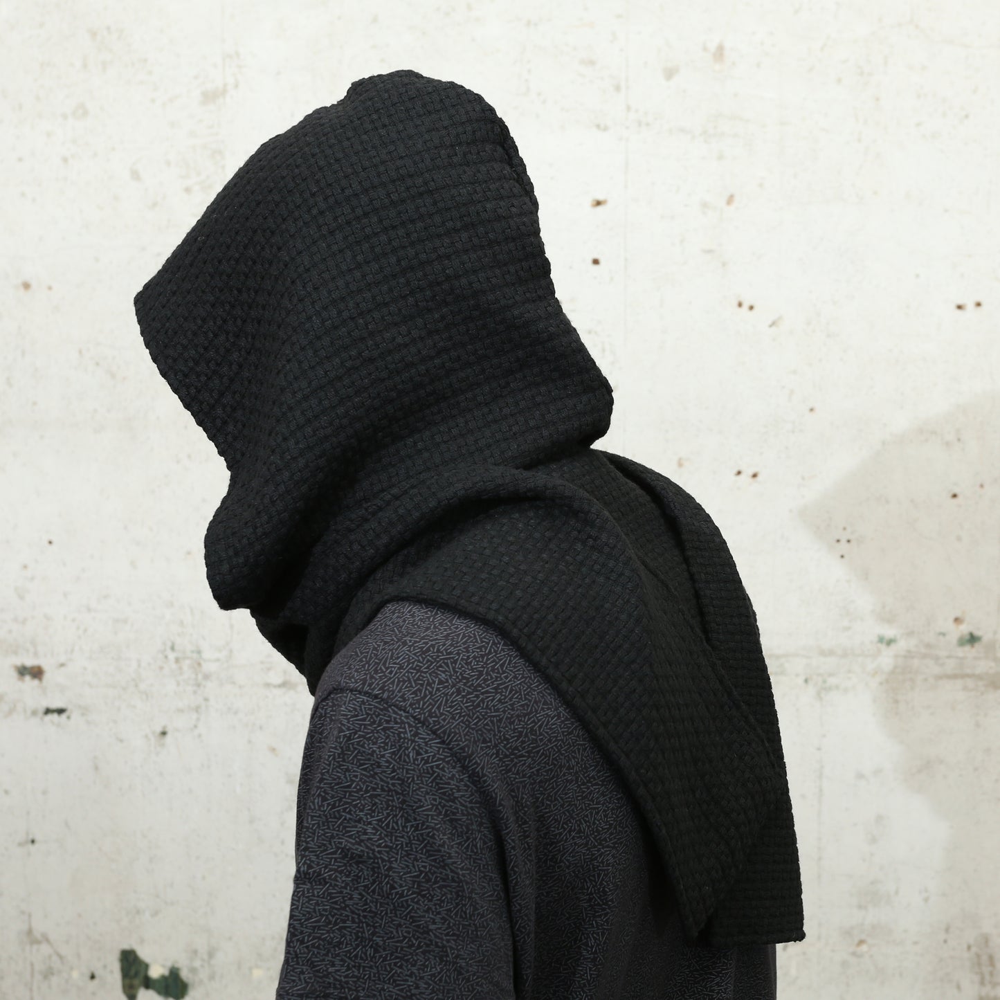 EMPIRE HOOD SCARF BLACK