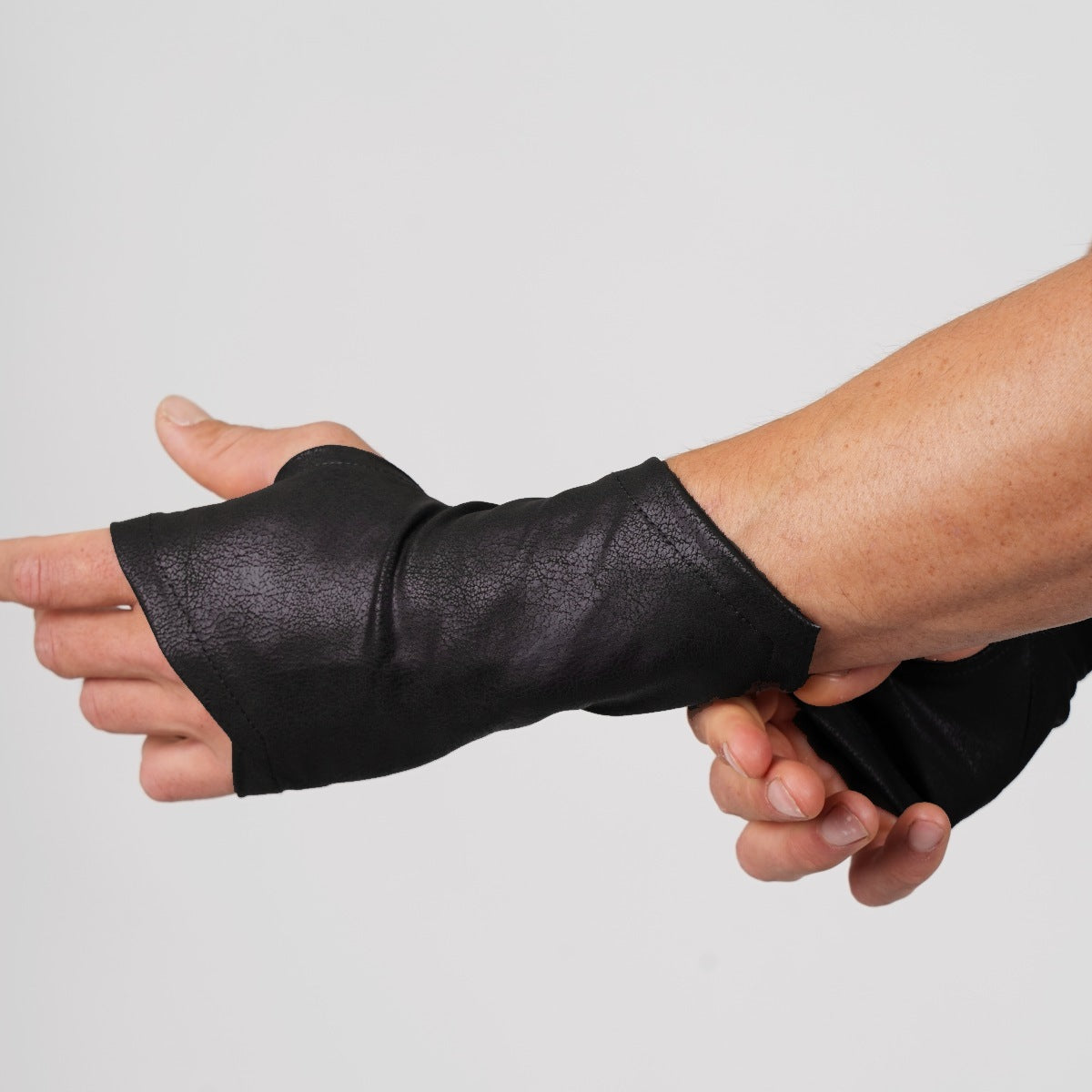 ASSASSIN GLOVES BLACK – SIC Hoods