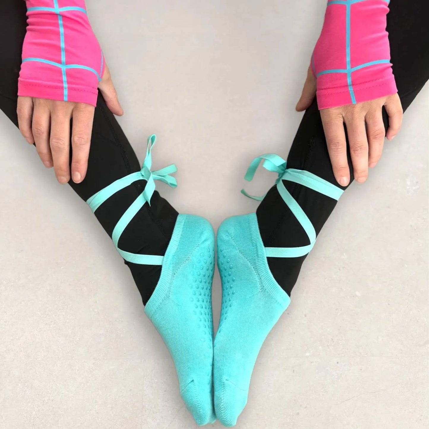 GWEN HOOD & GLOVES